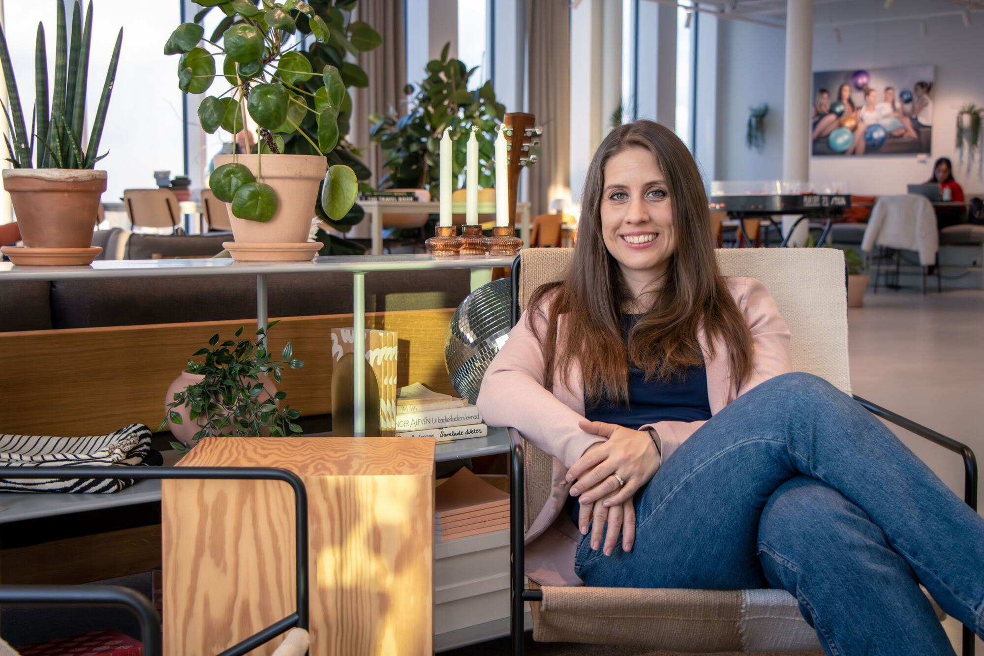 Åsa Posluszny, fractional CMO, sitter i ett öppet kontor